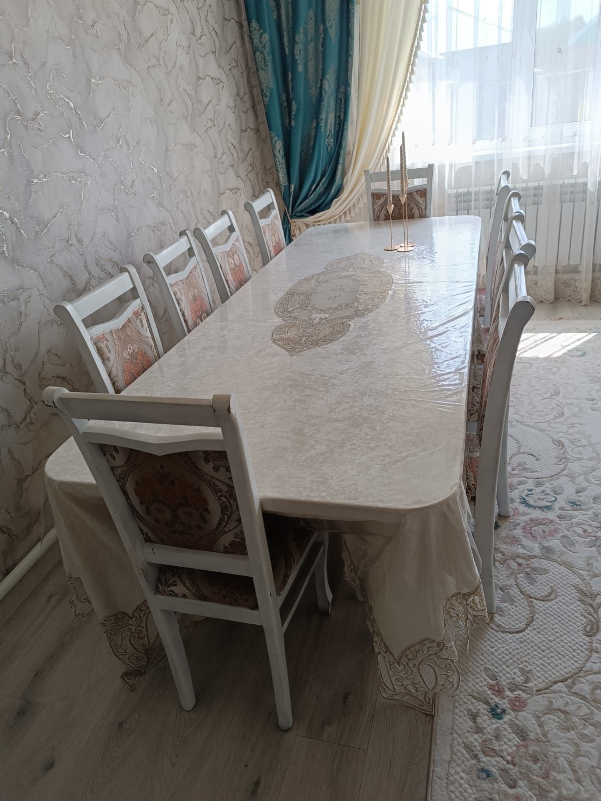 Продам гостевой стол и 10 стульев в хорошем сострянии.
