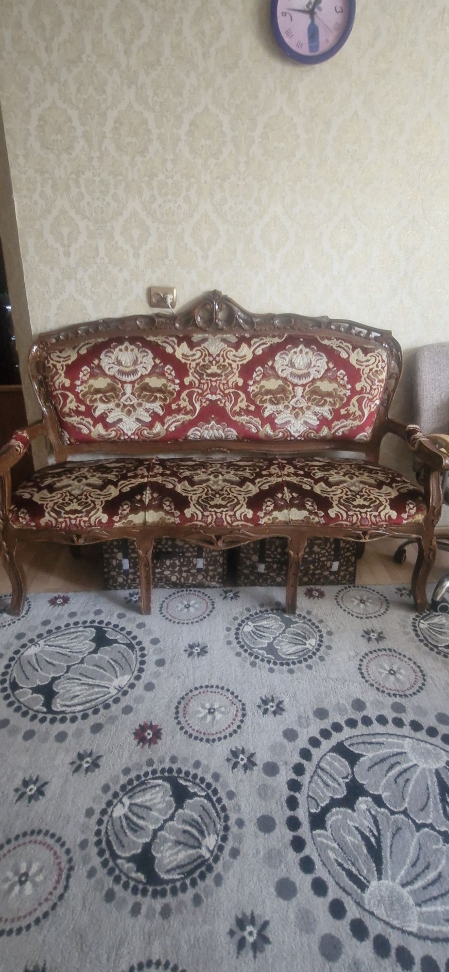 Продам  Гостиную ( шкаф,3 кресла,диван, столик)