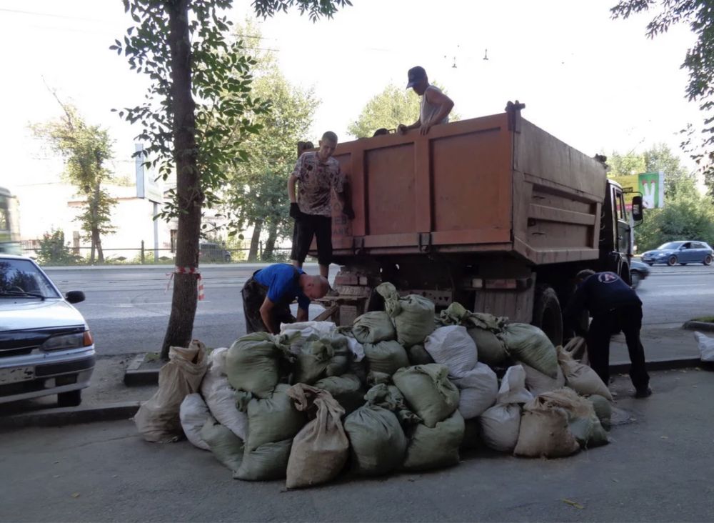 Вывозим строительный мусор самосвалами от 15 до 40 тонн.