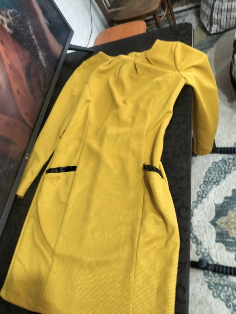 Продам женские платья