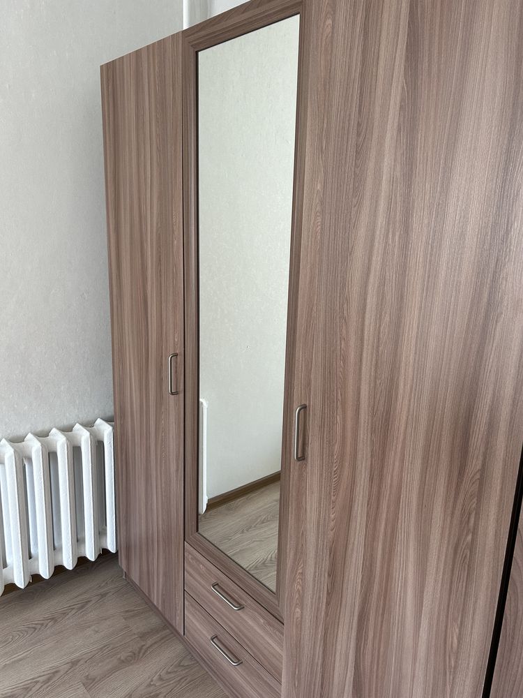 2 вместительных шкафа