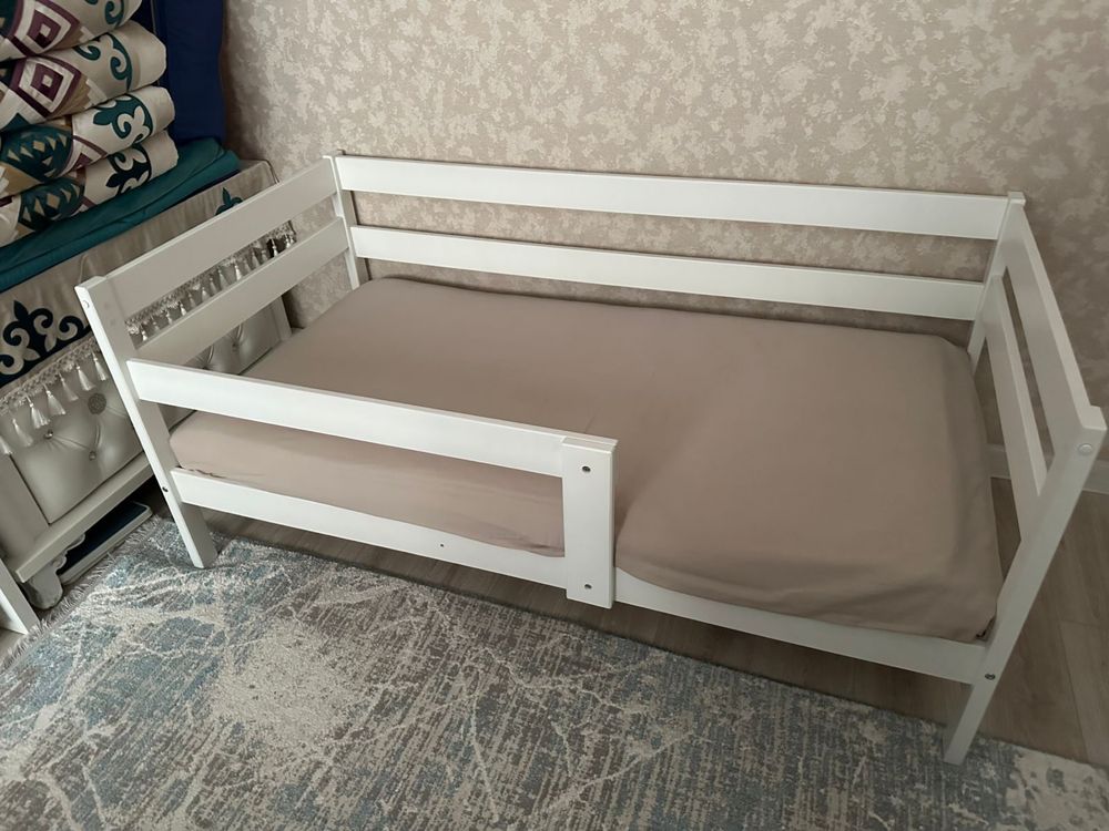 Продается детская кровать с матрасом  . В хорошем состояний .