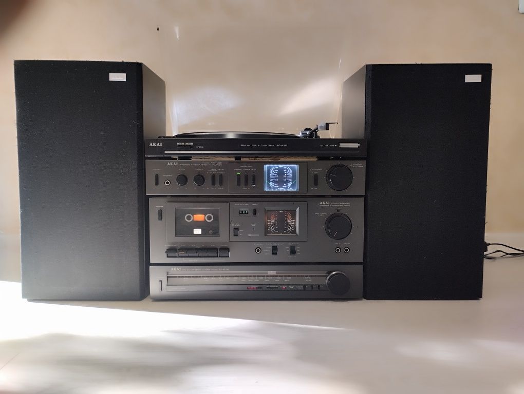 Стойка AKAI , тюнер, усилитель дека проигрыватель колонки