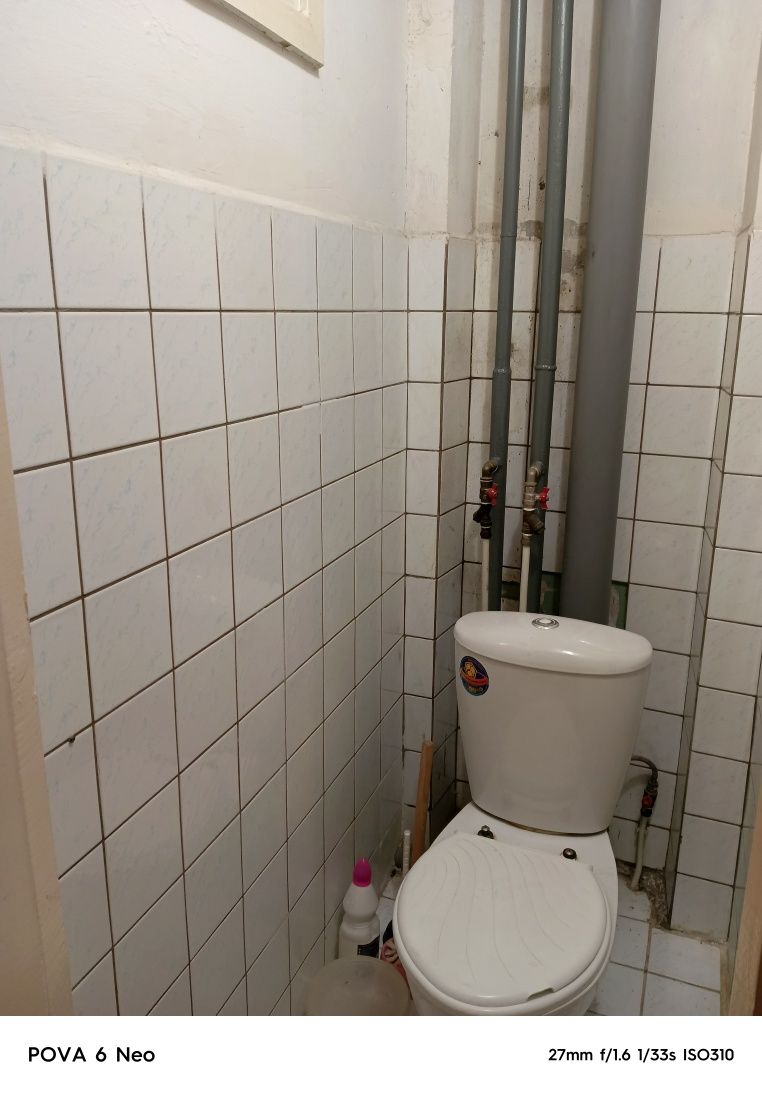 Продам 2х комнатную КСК , теплая,чистая, 3ий этаж, не угловая.