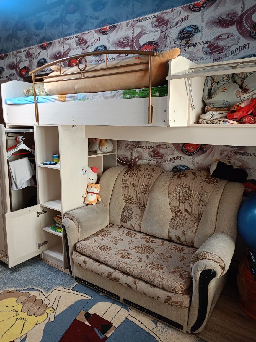Продам детскую кровать и мини диванчик