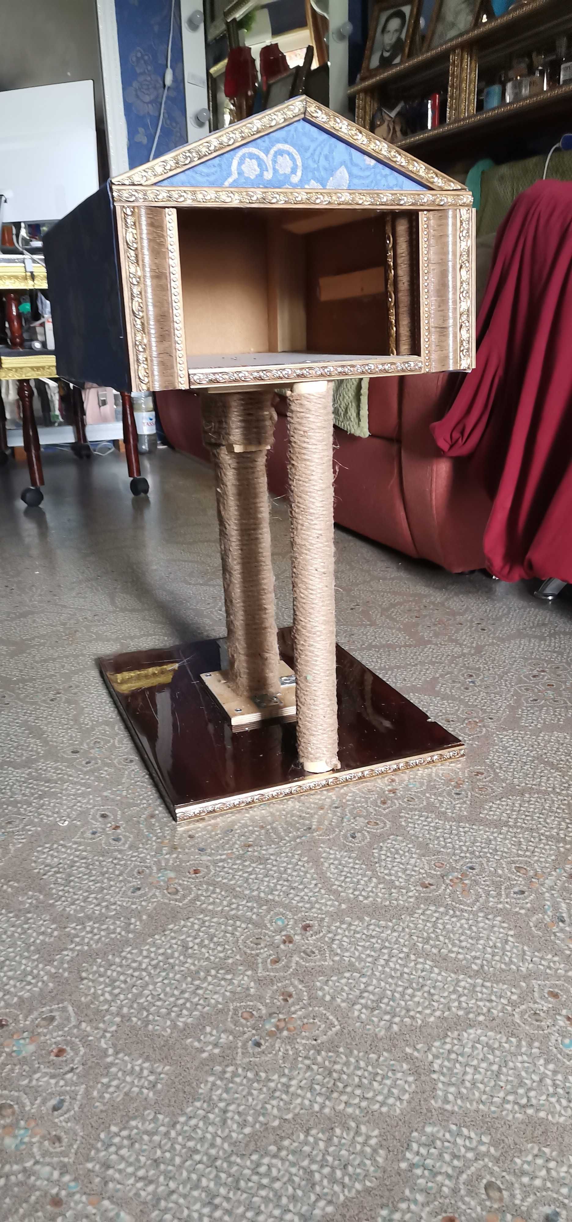 Кошкин Дом, с когдечёсалкой. Вместительная, устойчивоя.