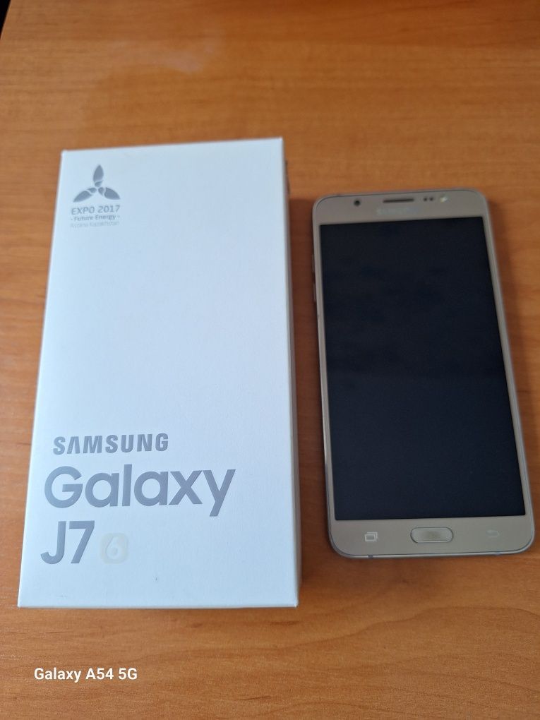 Телефон Самсунг J7