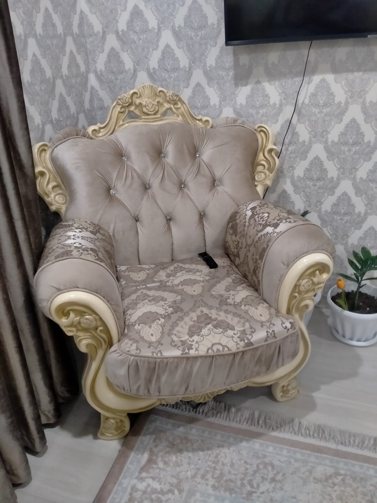 Продам шикарный диван с креслом.