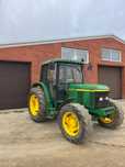 John Deere трактор