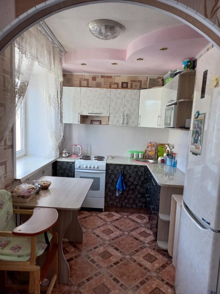 Продам кв 3-ех на 139 квартале возле 9 школы.  В квартире все остается