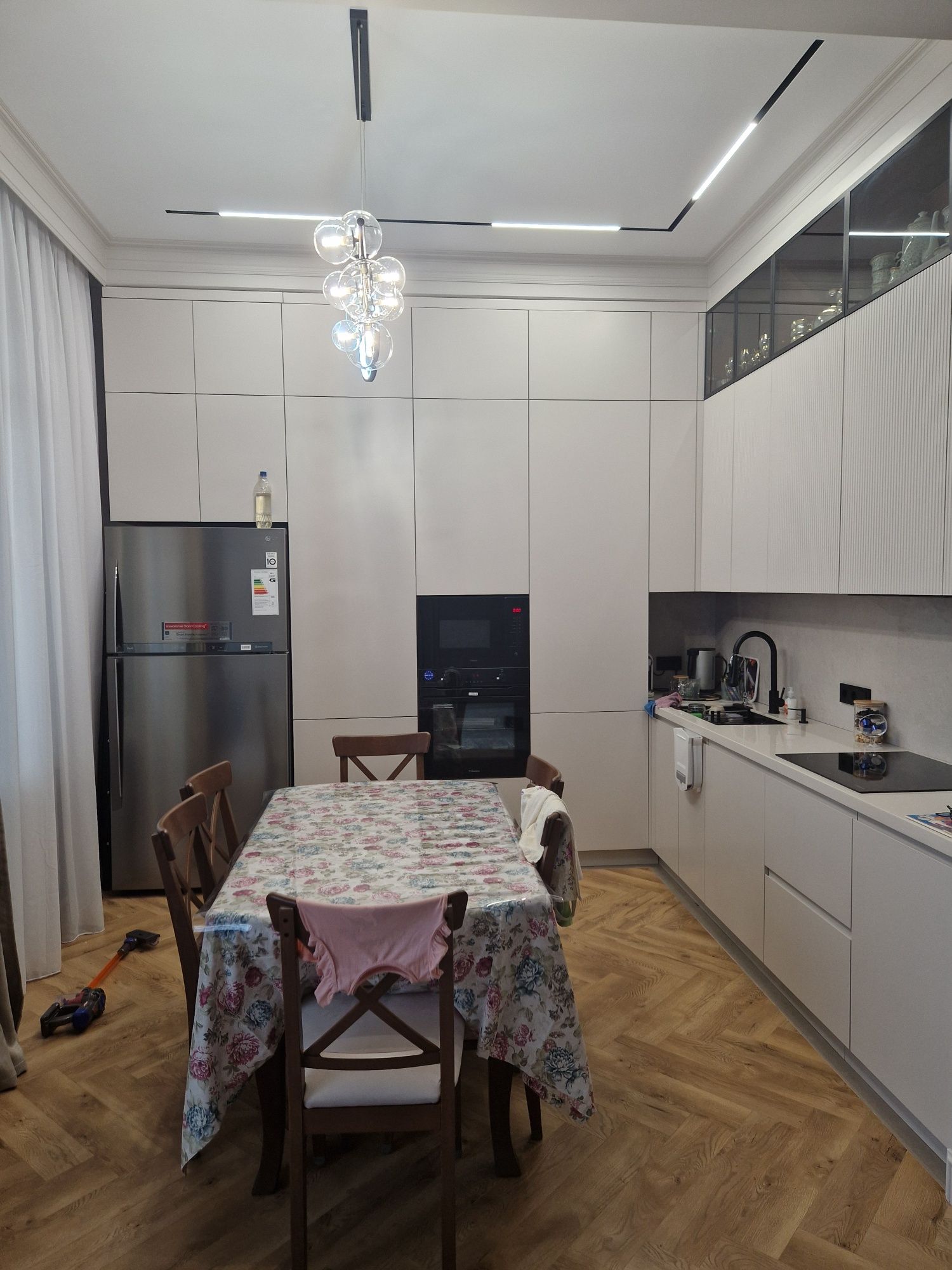 Продам стол с 6 стульями