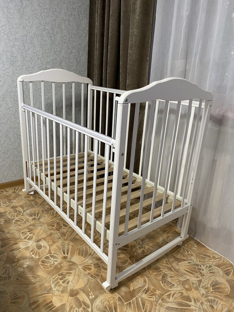 Продаю детскую кроватку с матрасом
