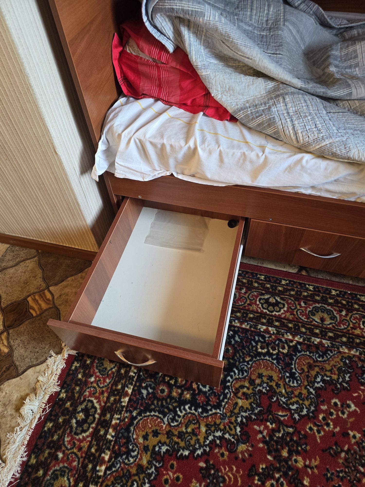 Продам двухяросную кровать