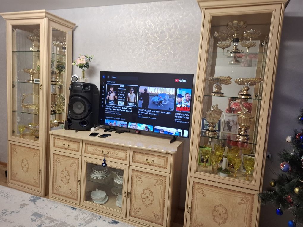 Продам сервант для зала в хорошем состоянии.