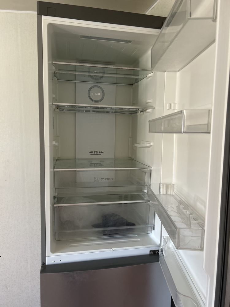Холодильник б/у, работает идеально, продаю в связи с переездом