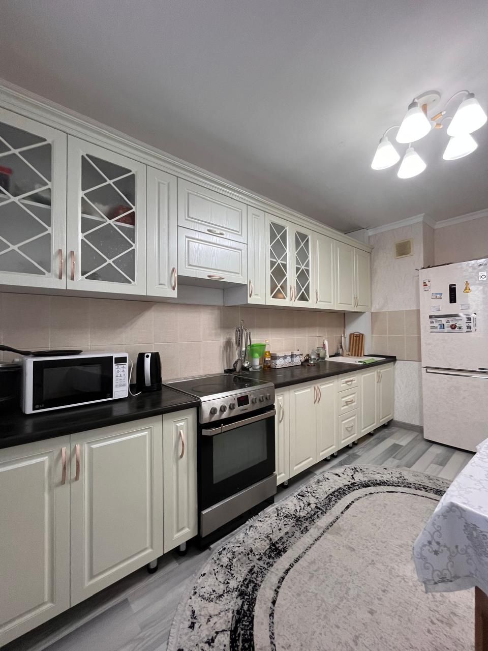 Продам 3-комнатную квартиру с ремонтом и мебелью. Аль-Фараби 40. КШТ.