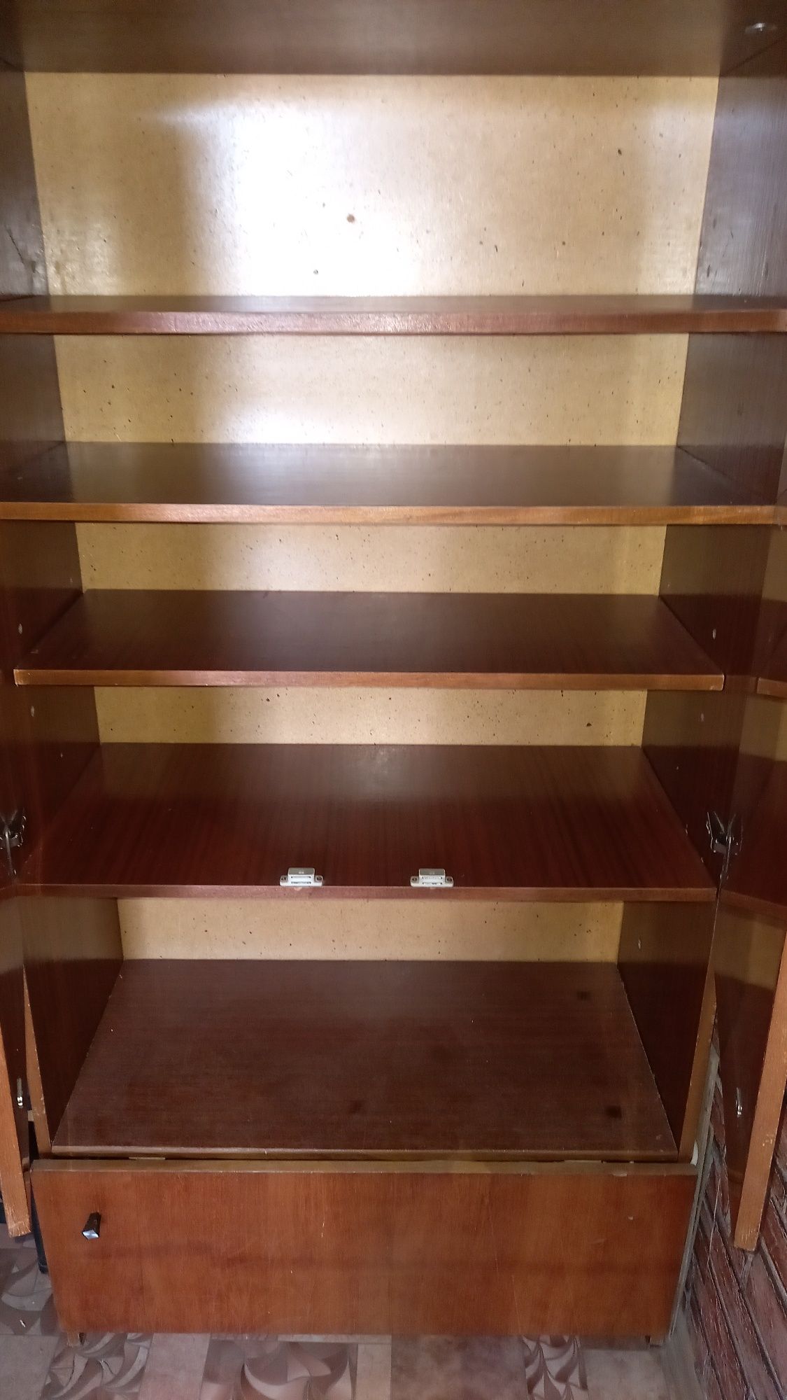 Продам  книжный шкаф