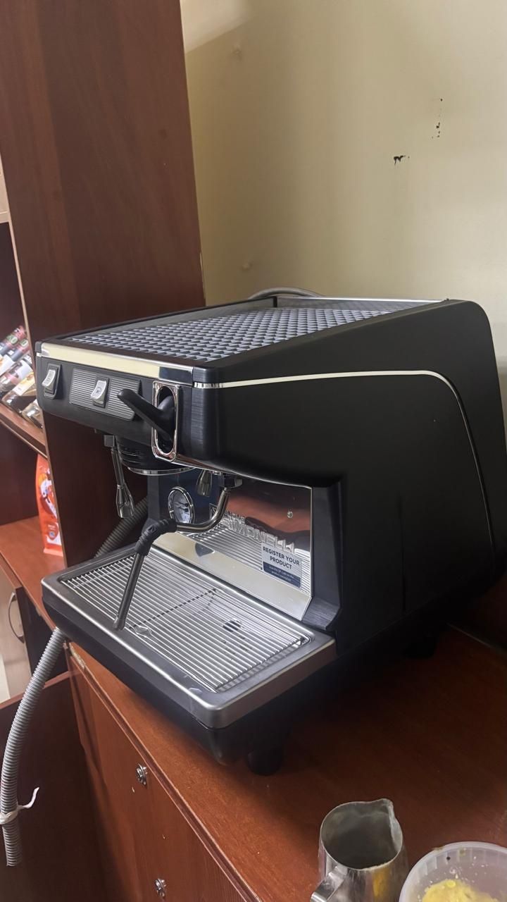 Кофеаппарат Simonelli Италия, кофемолка