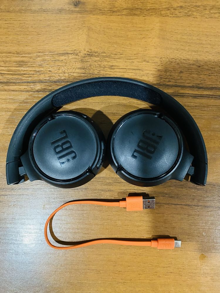 Наушники JBL зарядка родная в ремонте не были заряд держут хорошо