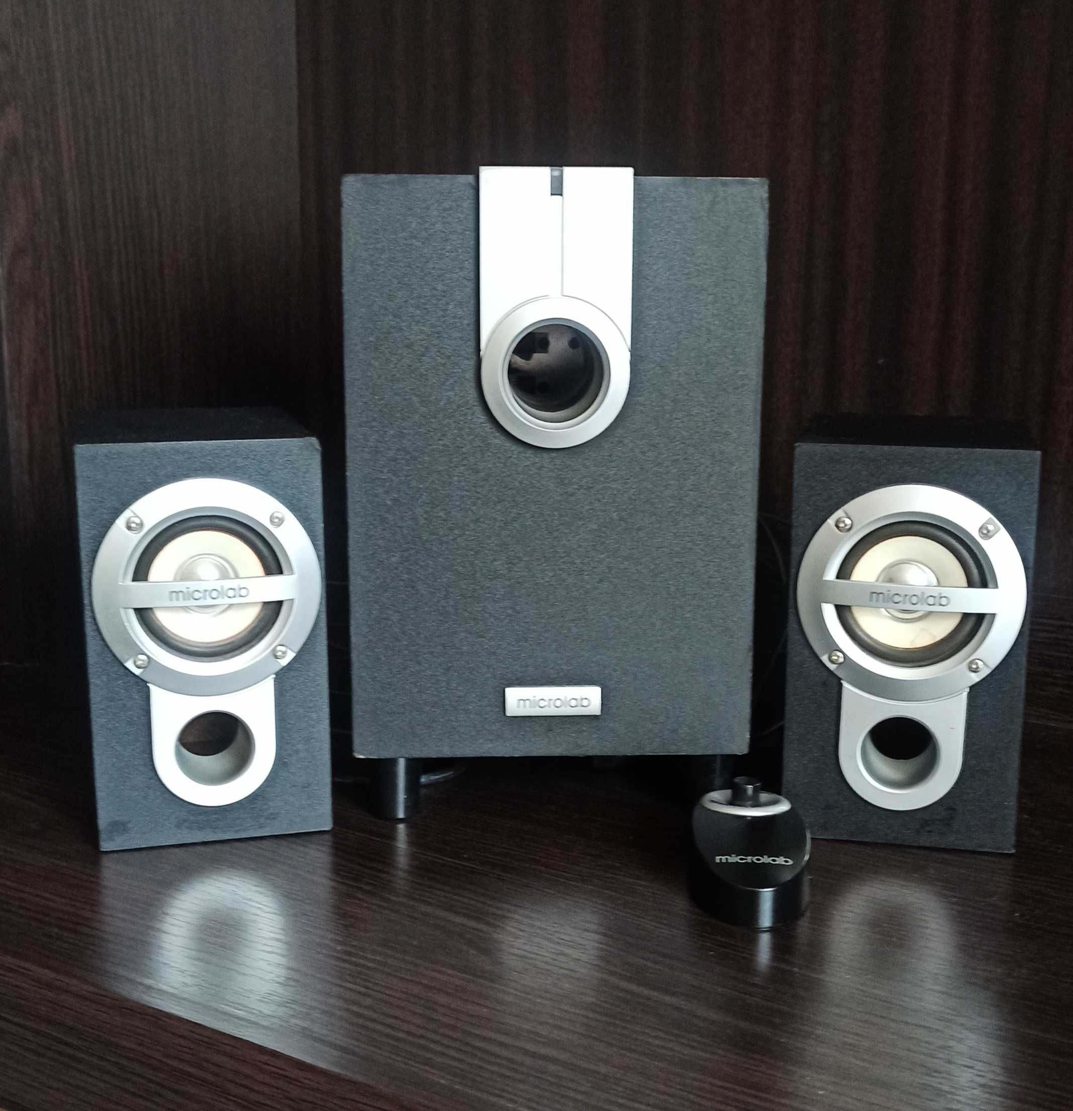 Акустическая система Microlab с сабвуфером и регулятором громкости