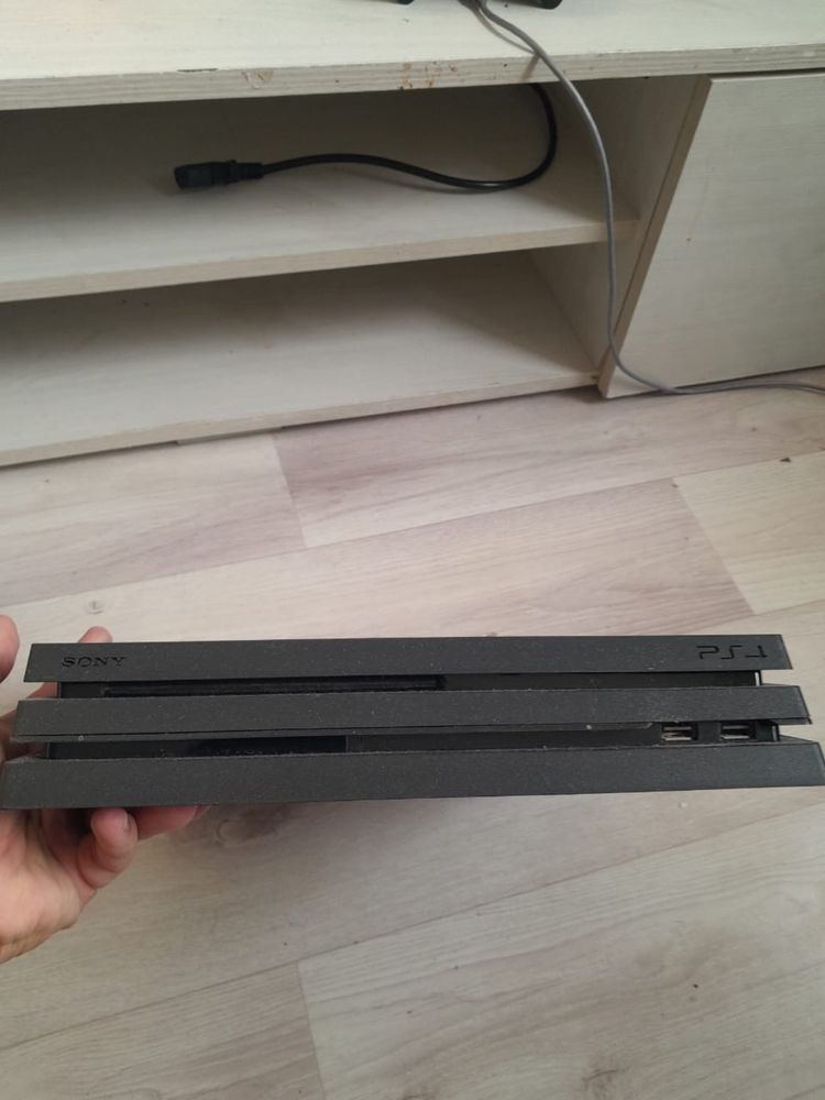 Продается Playstation 4 PRO
