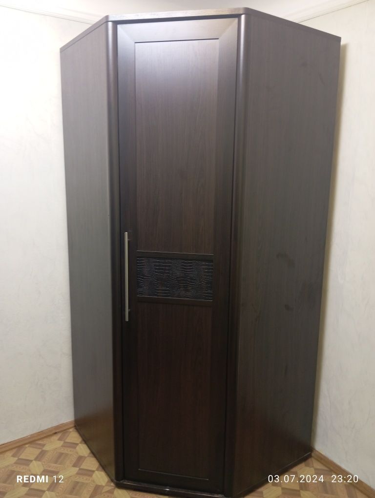 Угловой плательный шкаф.