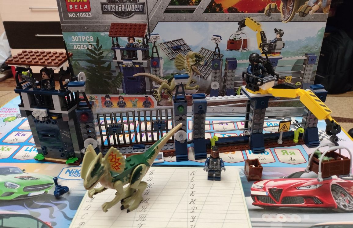 Продаётся конструктор Bela: Dinosaur World