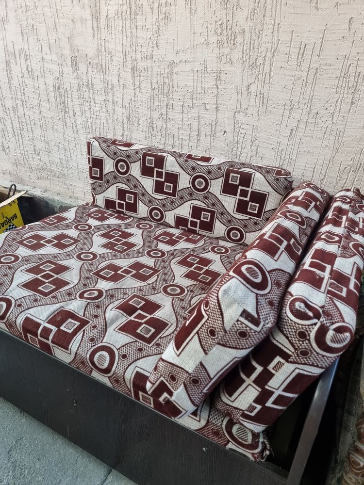 ПРОДАМ  срочно диван и стол