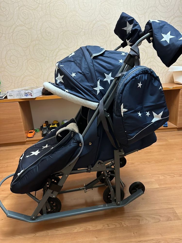 Коляска chicco. Также есть столик, еще одна коляска и санки
