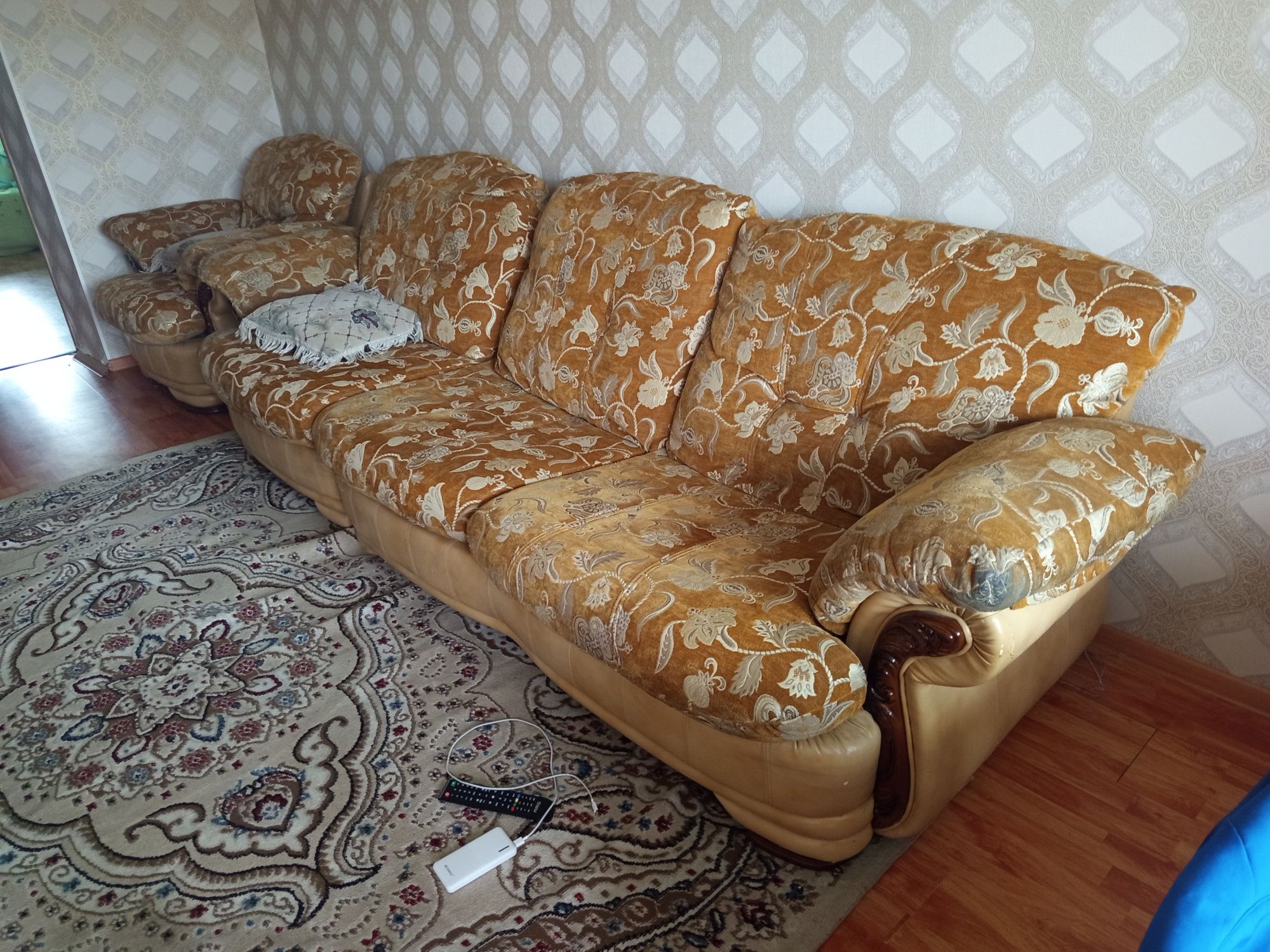 Диван с одним креслом