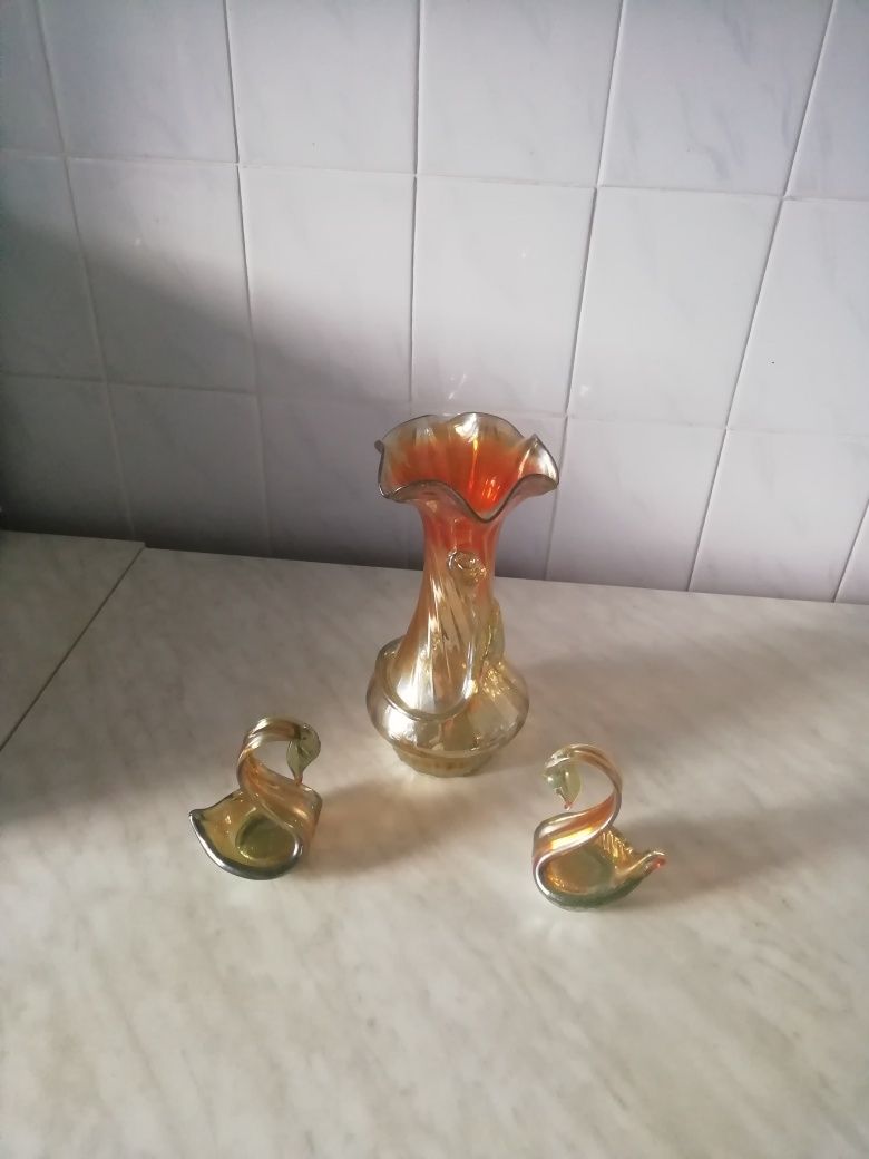 Продам вазу и 2 лебедя.