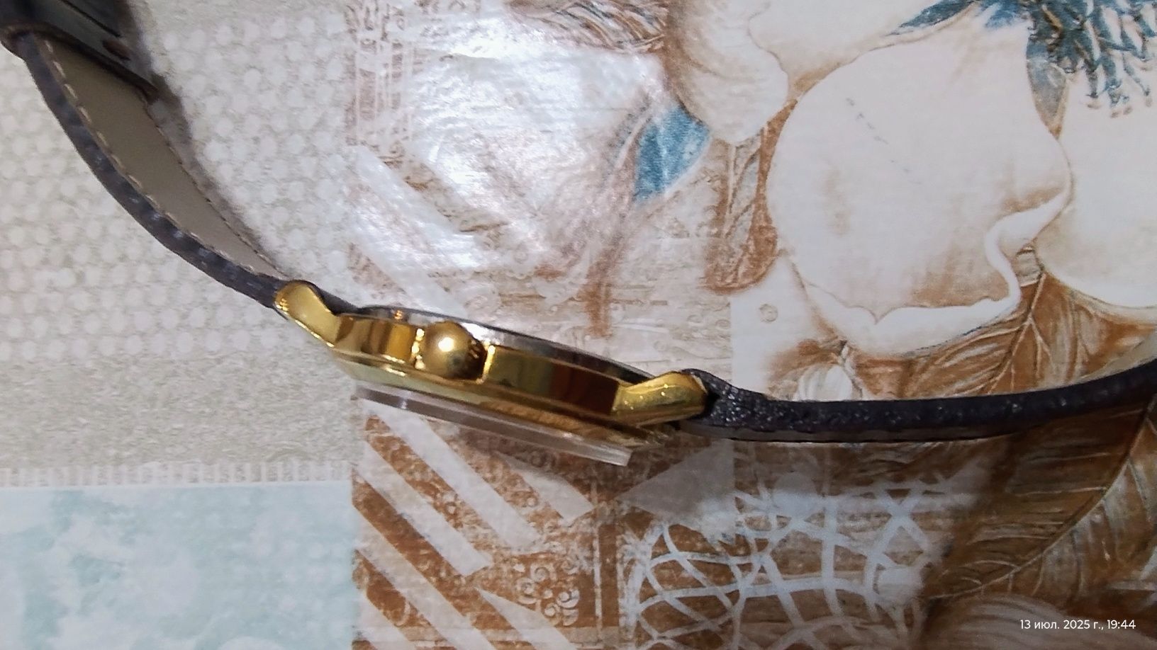 Продам часы женские Луч