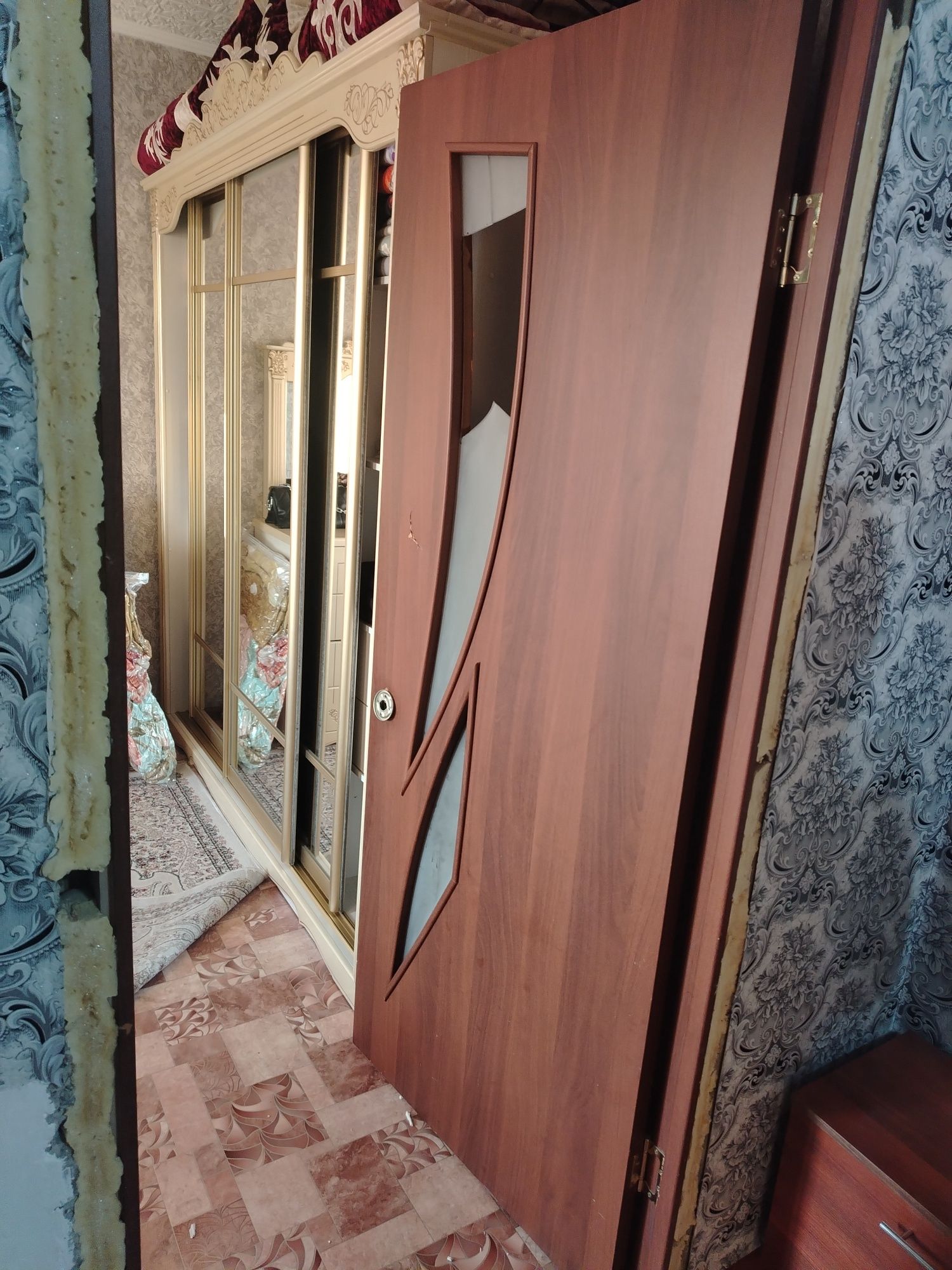 Продам б/у межкомнатные и входной дверь