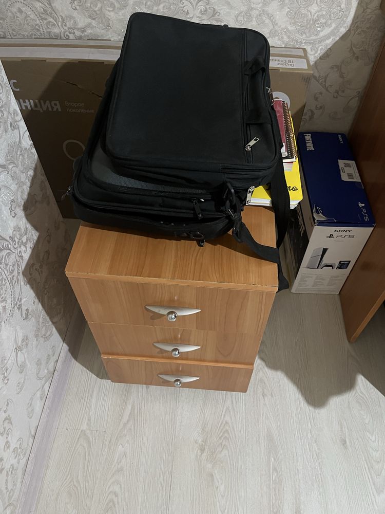 Продам 2 кровати + стол и тумбочку