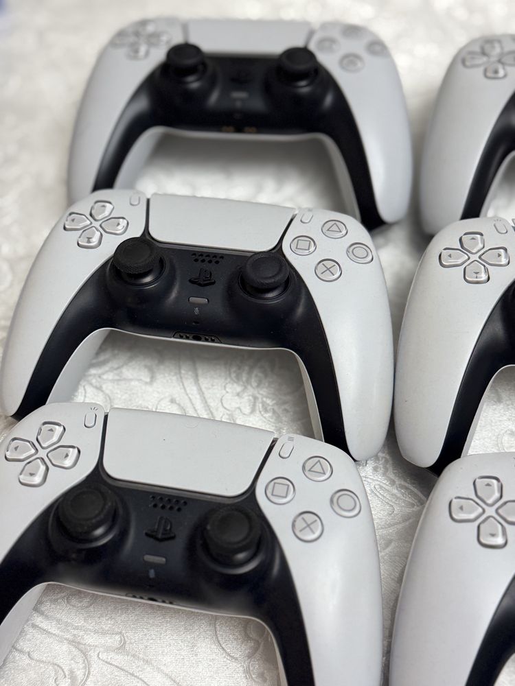 Продам джостики и диски на ps5 и ps4