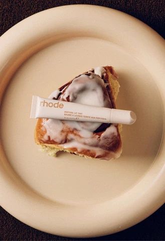 Rhode Хейли Бибер Cinnamon Roll