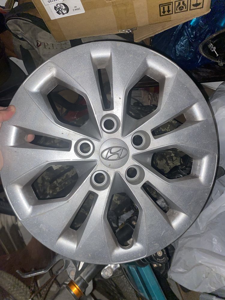 Продам шины с дисками практические новые 195/65/15