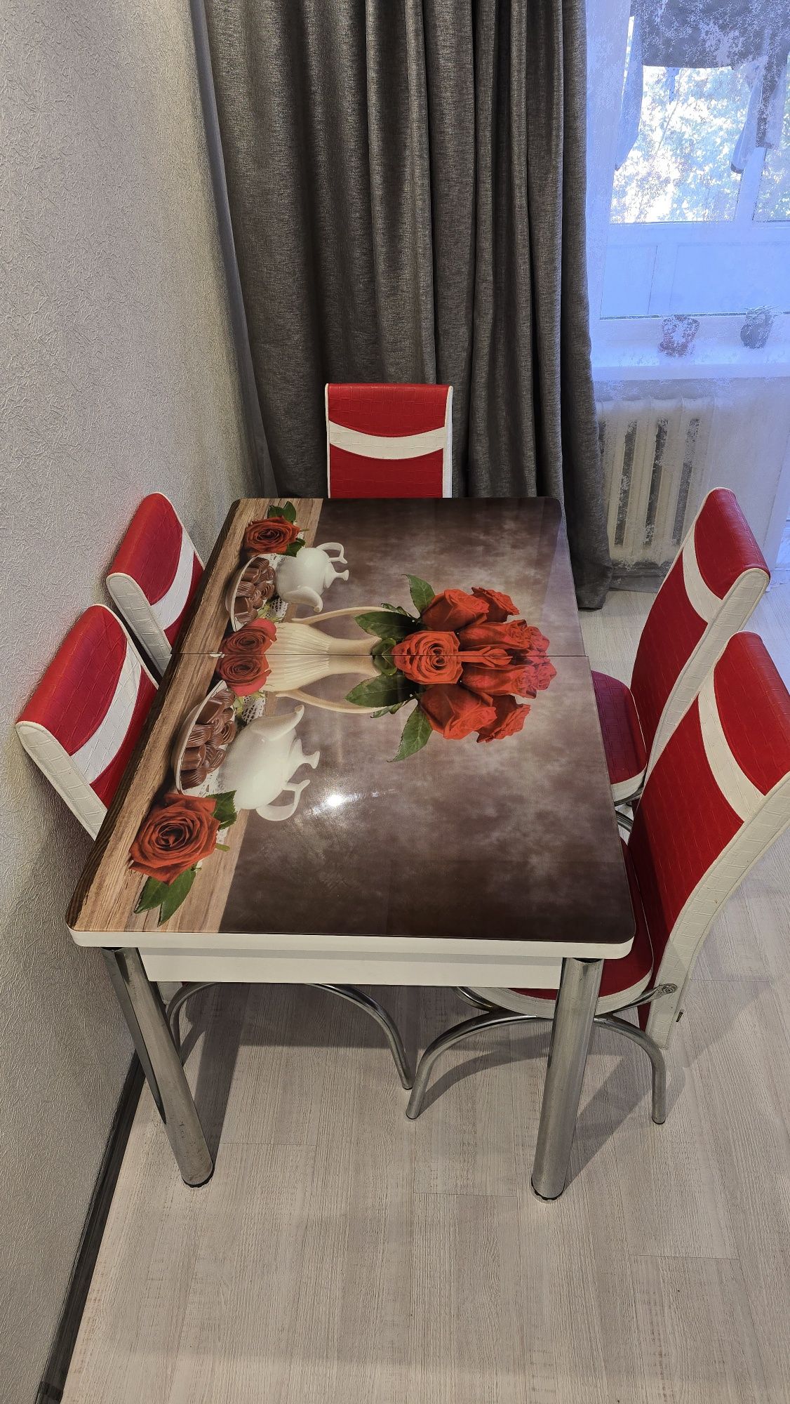 Продаётся стол со стульями