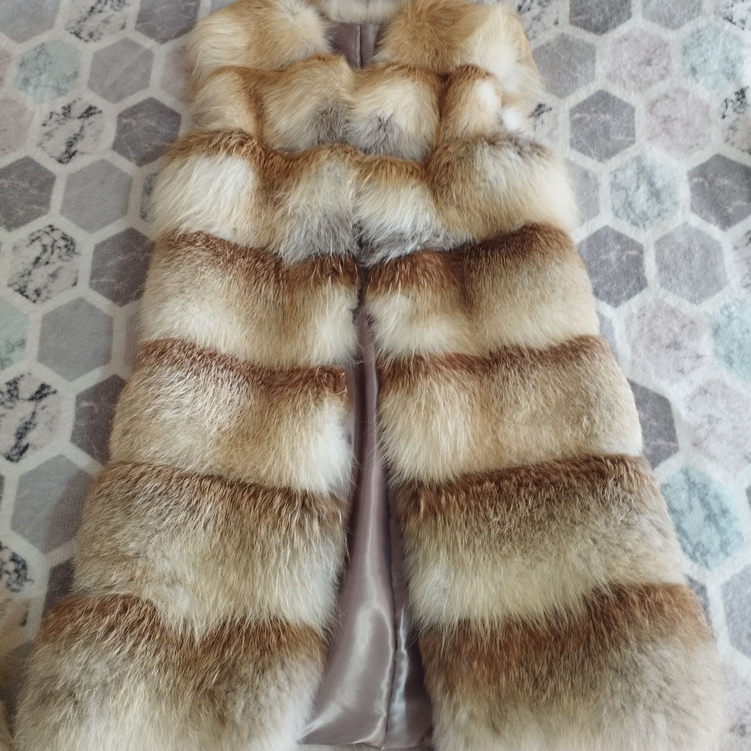 Продам жилет из меха лисицы