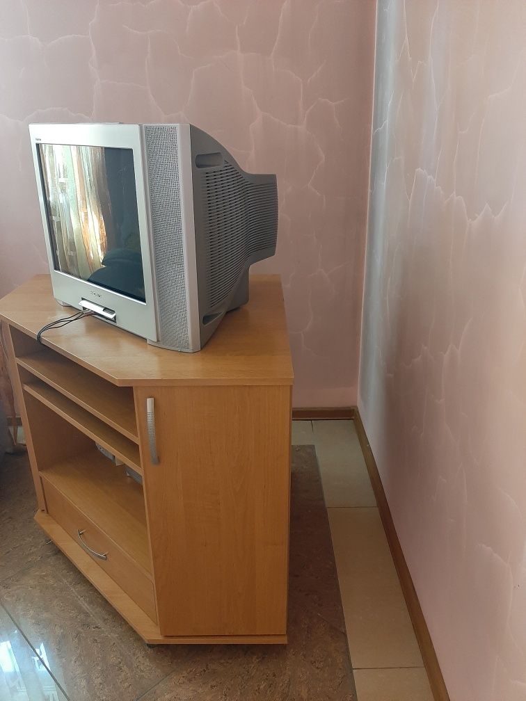 Телевизор с тумбочкой