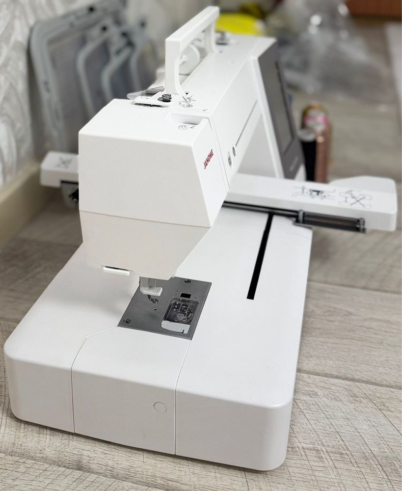 Продам вышивальную машинку Janome e 550