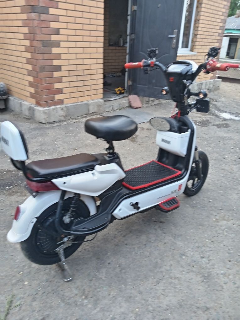 Продам электро Скутер ск8
