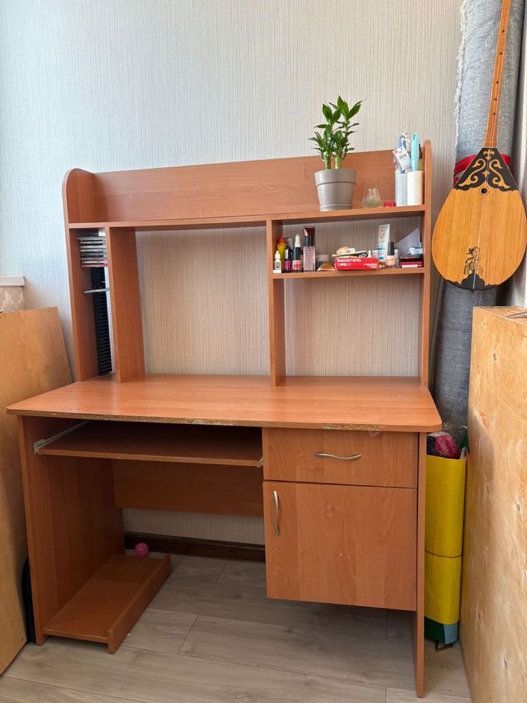 Продам компютерный стол. БУ.сост. Среднее