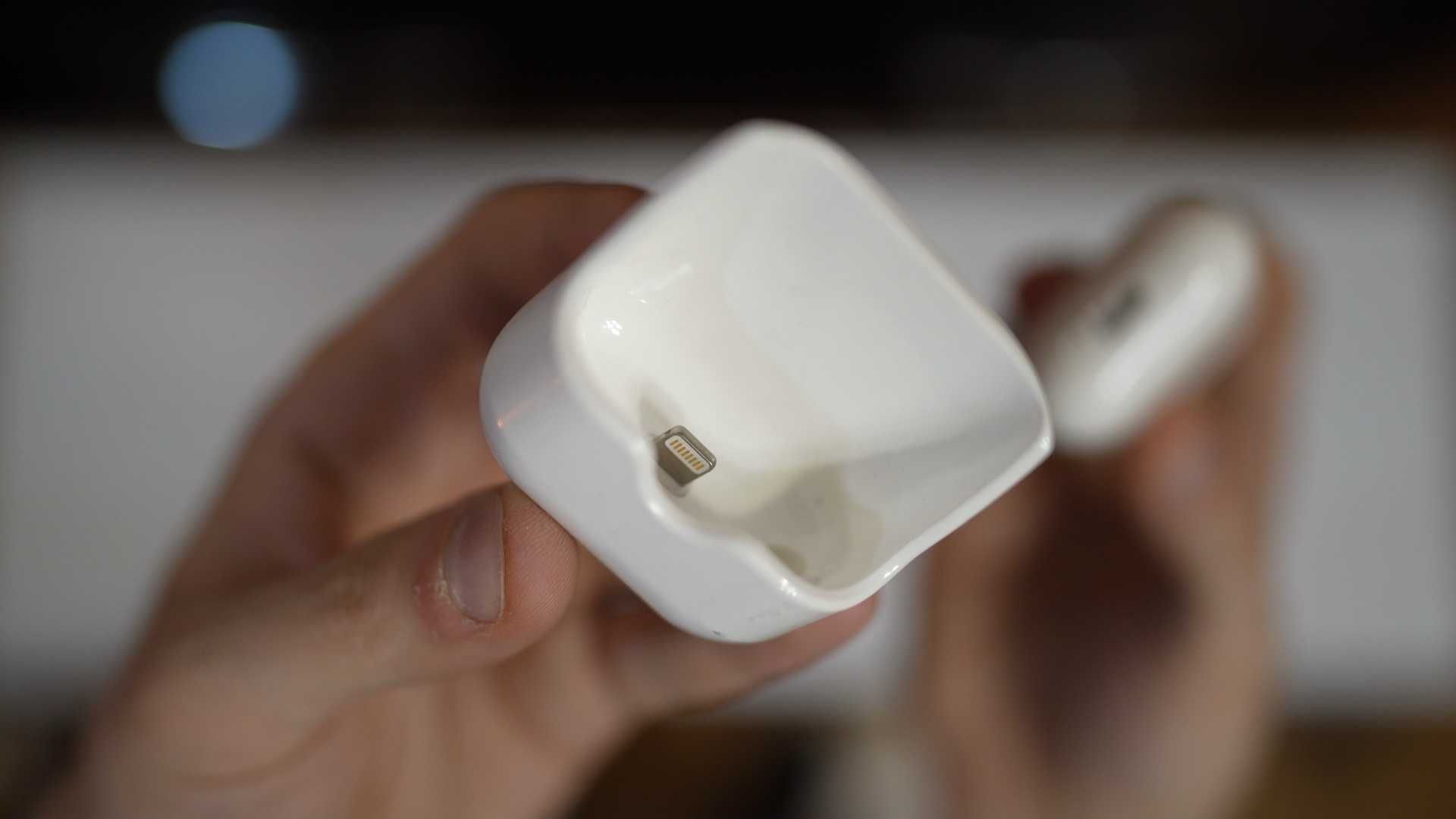 Продаю AirPods (1st Gen) с Беспроводным Модулем для Зарядки