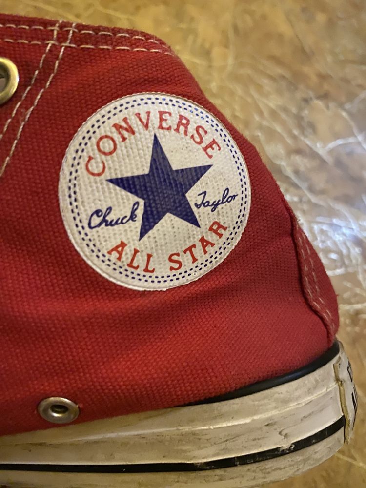 Converse красного цвета.