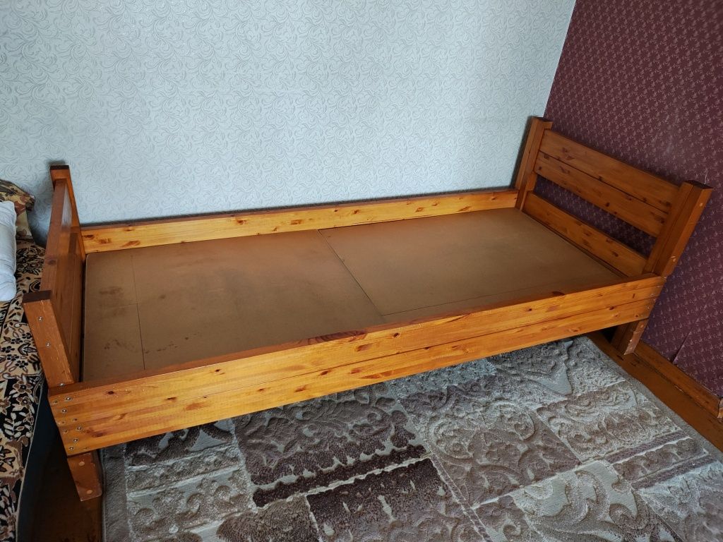 Кровать деревянная