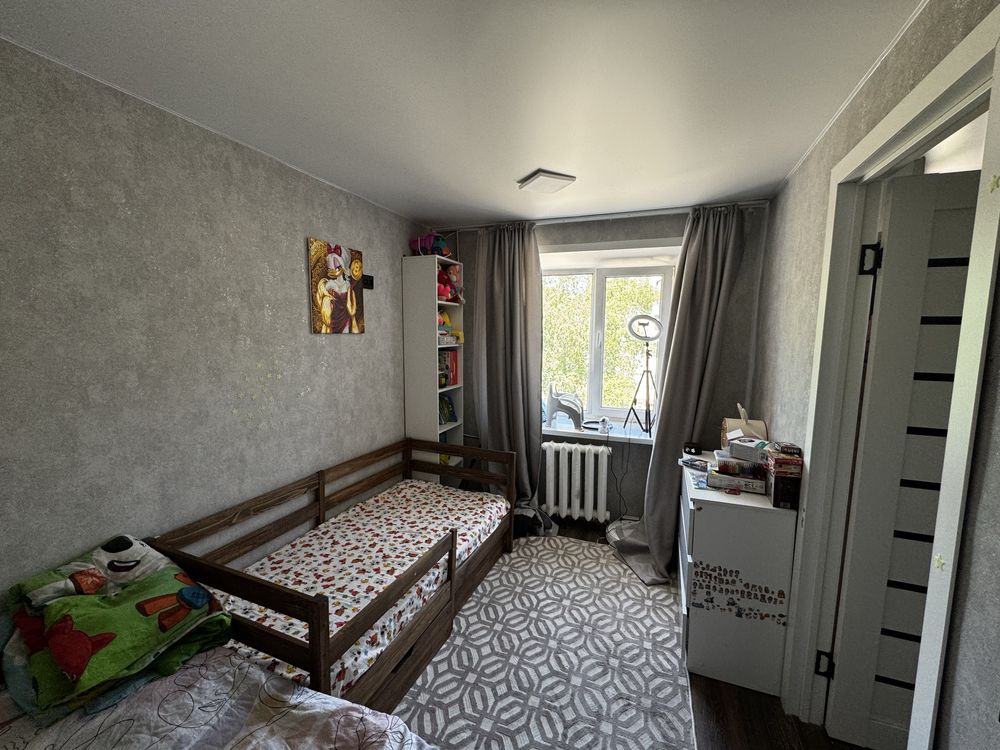 Срочно,срочно. Продам 2хкомнатную на площади, маг.Гемма. 3этаж