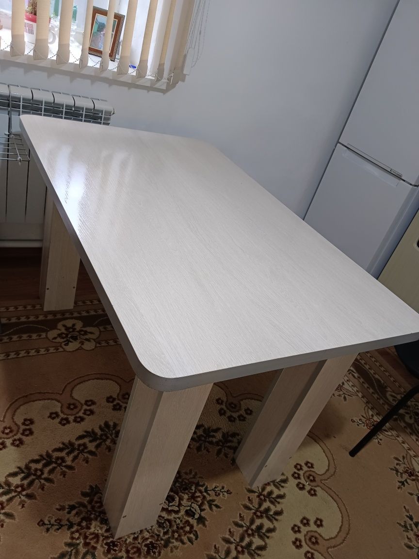 Продам кухонный стол