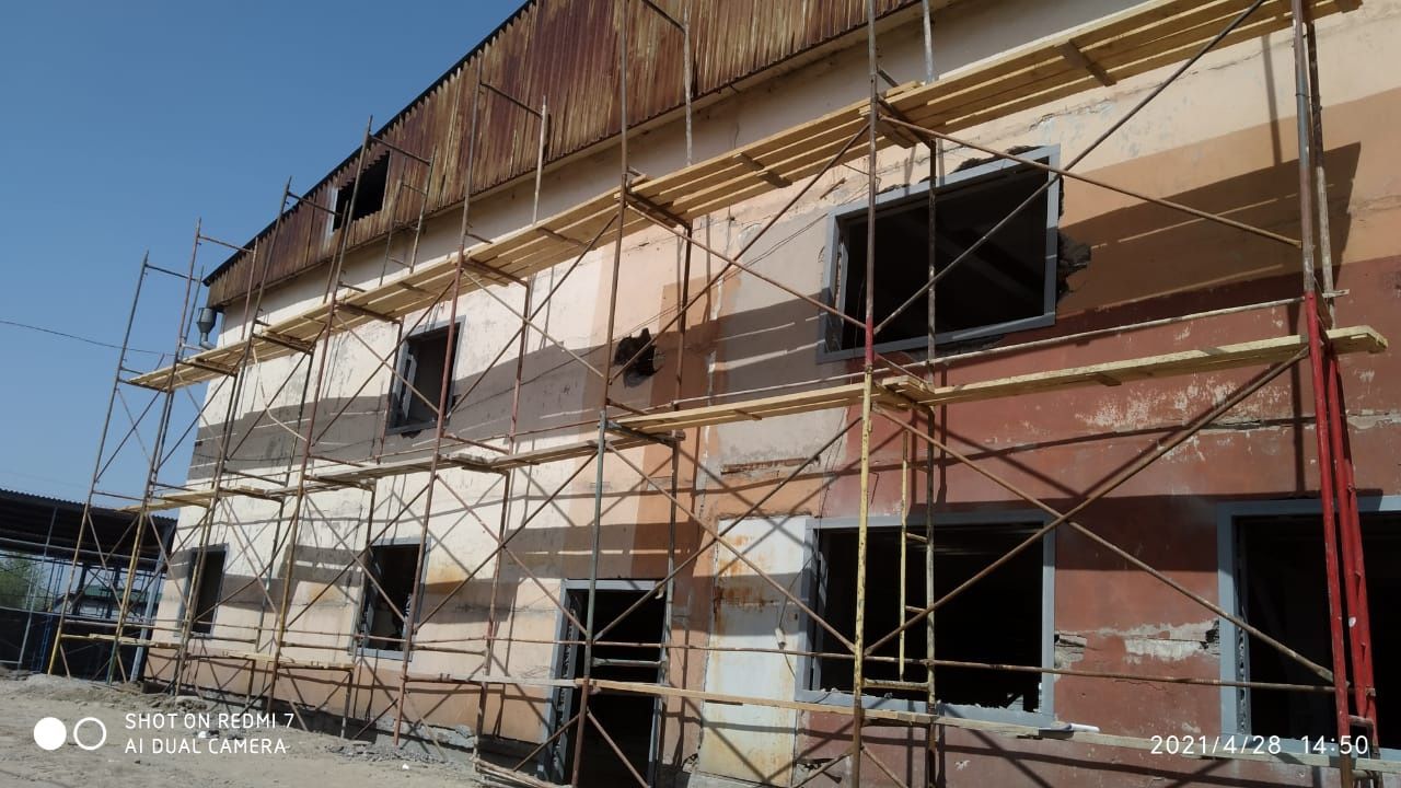 Фундаментке опалубка, фасадқа леса, жеткізу бар