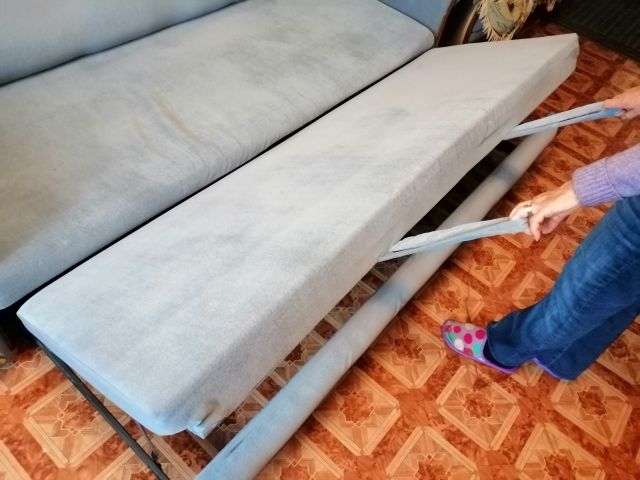 Продам мягкий уголок, диван и два кресла. В идеальном состоянии.